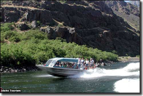 A tour boat at Hells Canyon State Park